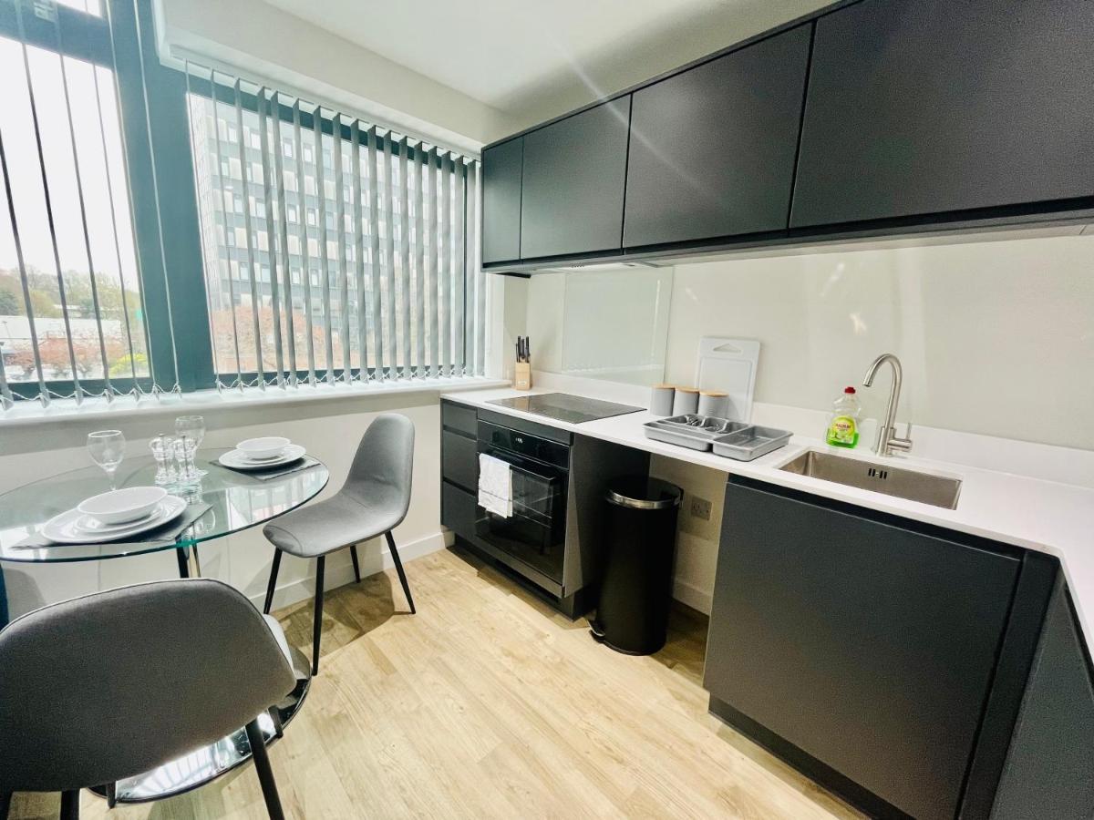 Lovely Studio Apartment With Free Parking Included! Манчестър Екстериор снимка