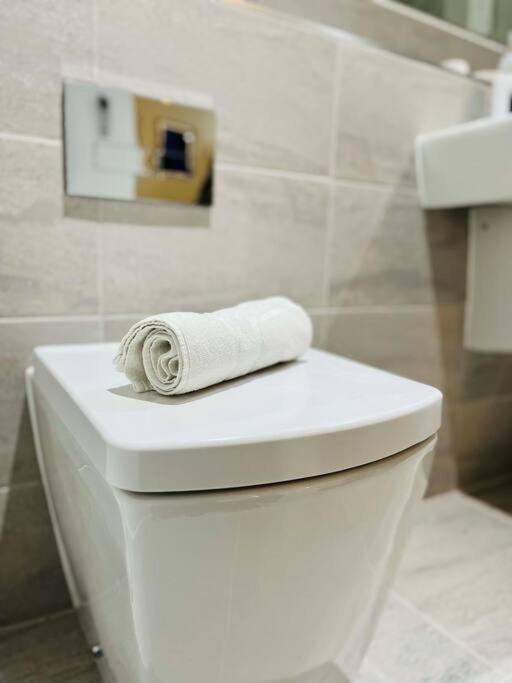 Lovely Studio Apartment With Free Parking Included! Манчестър Екстериор снимка