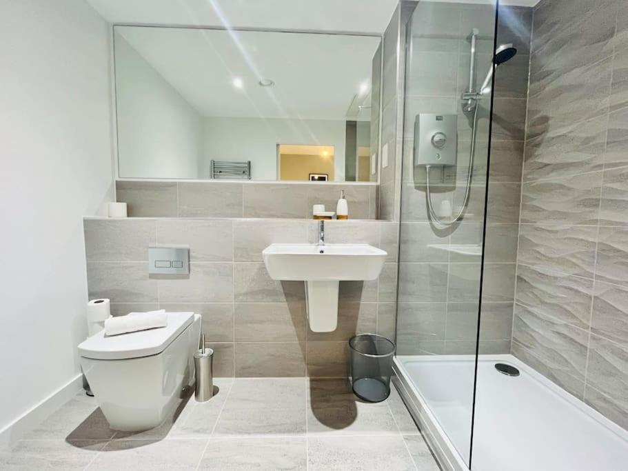 Lovely Studio Apartment With Free Parking Included! Манчестър Екстериор снимка
