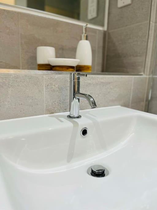 Lovely Studio Apartment With Free Parking Included! Манчестър Екстериор снимка